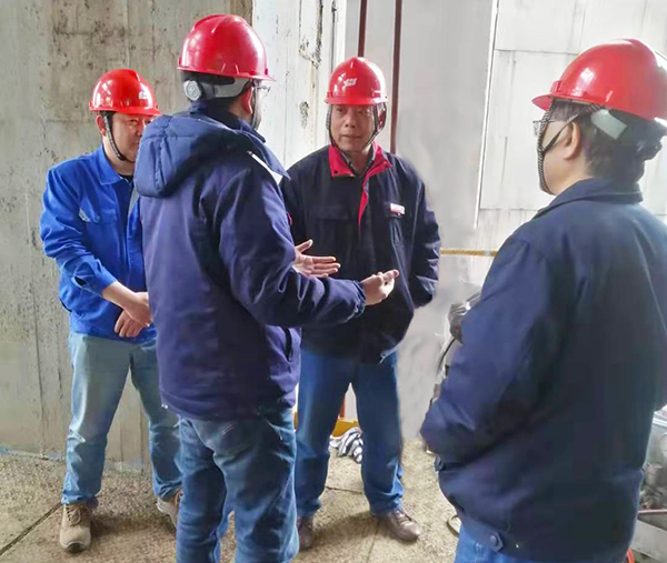董事長小除夕深入尿素檢修現場檢查指導工作.jpg