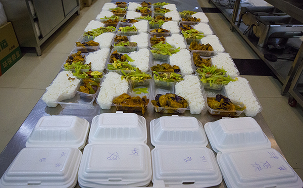 07  每個飯盒上都寫著特有的標(biāo)記.jpg