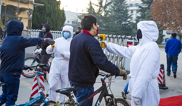 1582071977738132.jpeg 06 北門執(zhí)勤人員配合醫(yī)務人員為職工測體溫。.jpg