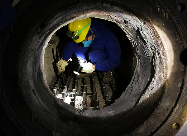 1583392304491533.jpeg 二班孫陽(yáng)在返料器工作.jpg