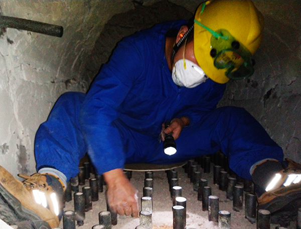 1583392358914877.jpeg 四班青工在返料器內(nèi)工作.jpg