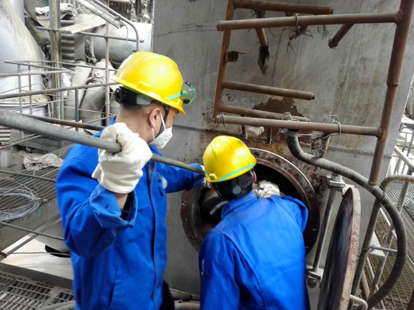 1586105300600651.jpeg 工藝人員正在清理3號爐返料器內(nèi)積灰.jpg