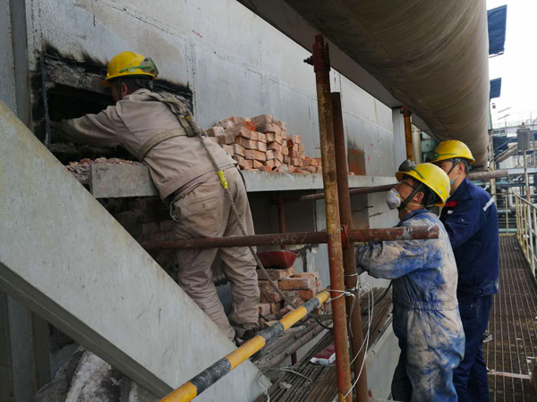 1586105323930425.jpeg 對3號爐膛省煤器防磨瓦進(jìn)行修復(fù)的檢修人員.jpg