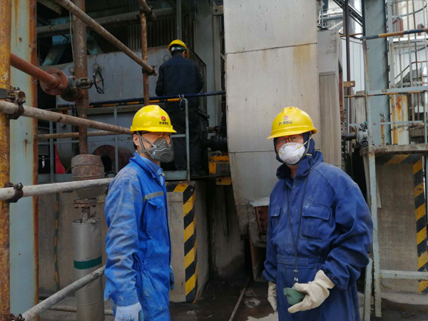 1586105355523565.jpeg 剛才3號爐膛出來的動(dòng)力車間設(shè)備技術(shù)員魏曉明、機(jī)械修造部技術(shù)員王明科.jpg