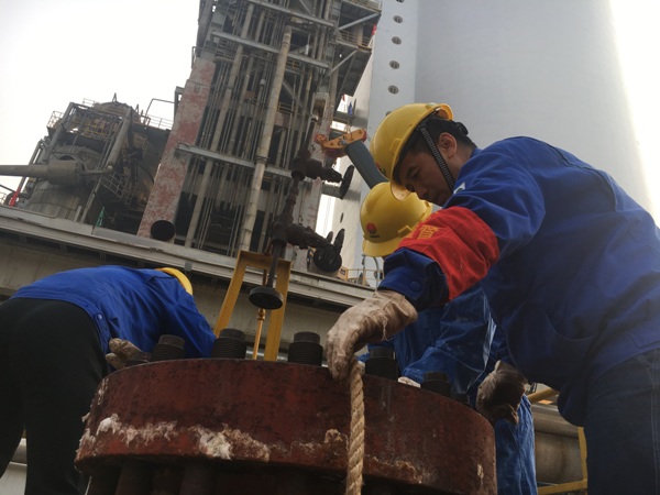 1605420174882073.jpeg 尿素車(chē)間脫氫系統(tǒng)催化劑掏出即將完成.jpg