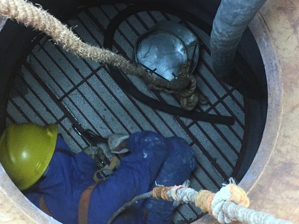 1605420187992365.jpeg 尿素車(chē)間脫氫系統(tǒng)催化劑掏出即將完成2.jpg