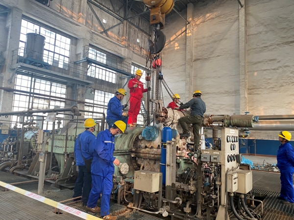 1605433641722351.jpeg 尿素車間二氧化碳壓縮機透平揭開大蓋.jpg