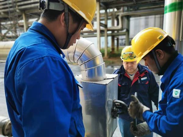 屈曉東帶領青工在一期脫硫現場給閥門潤 滑（孟力攝）[1].jpg