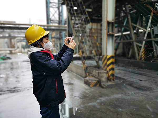 1606131835322333.jpeg 23日早上段敏霞在檢修現(xiàn)場(chǎng)拍照(孟力拍攝).jpg