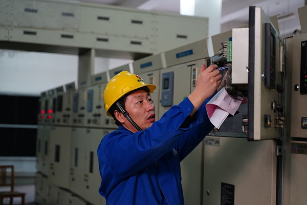 1606175905814228.jpeg 80后青年骨干周萬龍正在321變電所6千伏系統改造現場.JPG