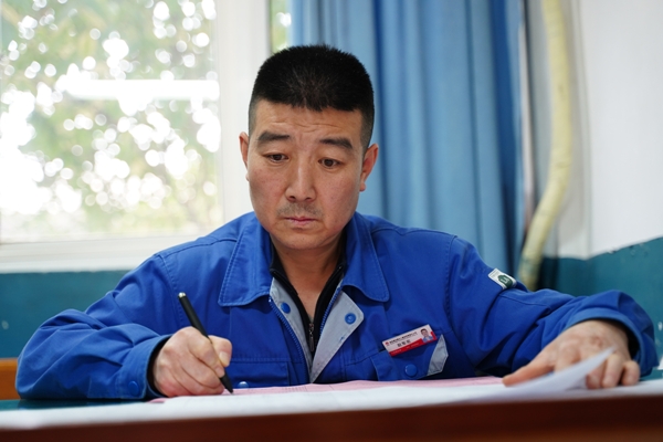 1606175938724745.jpeg 電氣工作票簽發人趙軍宏正在為檢修人員撰寫第一種工作票.JPG