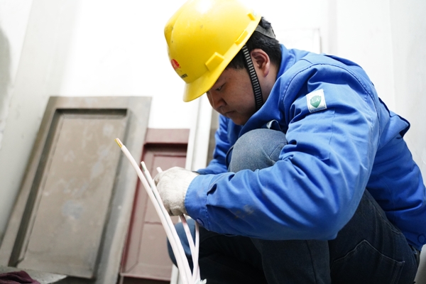 1606175960945789.jpeg 電氣小伙解祥龍正在324配電室里處理發電機射水泵電纜.JPG