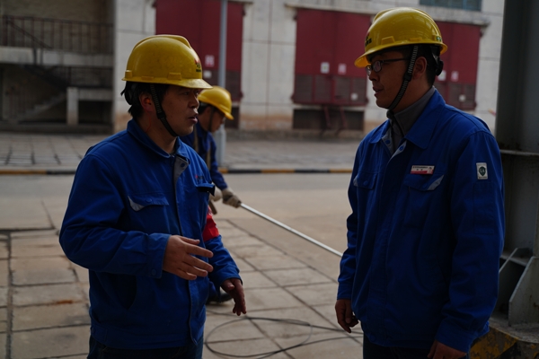 1606175982291663.jpeg 質檢人員劉派與安全員正在一期合成現場進行安全技術措施交底.JPG