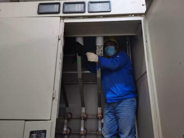 1606263943953682.jpeg 王琳正在2#發(fā)電機(jī)小室對(duì)開關(guān)柜檢修.jpg