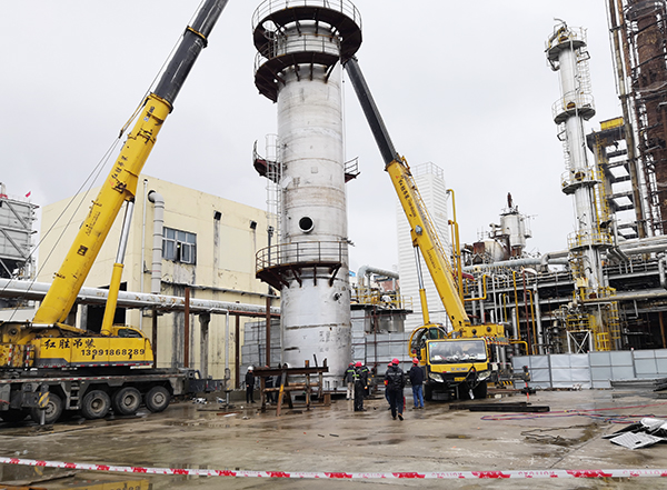 1606463587431848.jpeg C1606尾氣洗滌塔安裝就位.jpg