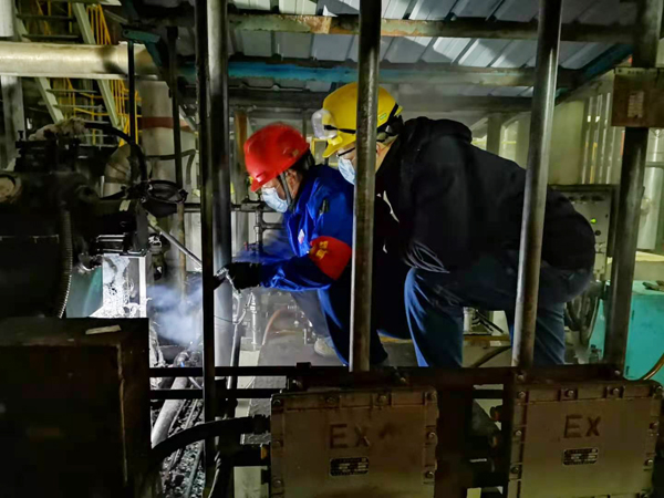 1606490429209606.jpeg 工藝副主任焦志波、班長徐濤查看汽動泵轉(zhuǎn)數(shù)00(孟力攝.jpg