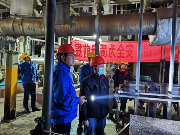 1606490462758645.jpeg 車間工藝、設(shè)備副主任到現(xiàn)場指導(dǎo)倒泵操作00(孟力攝.jpg