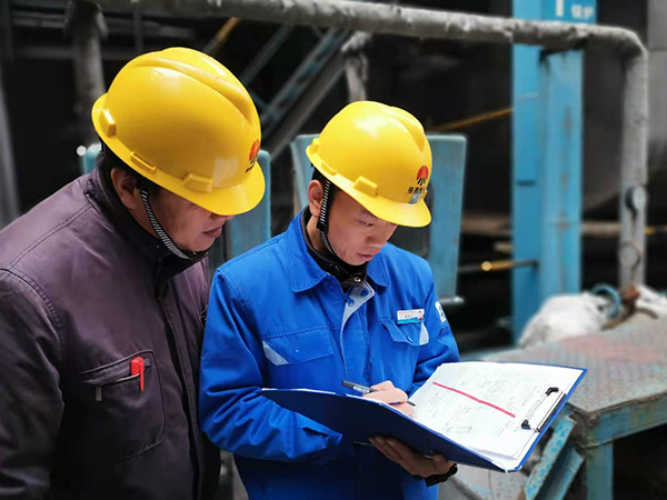 1606631383174909.jpeg 班長魏高強在現(xiàn)場確認動火票(孟力攝.jpg