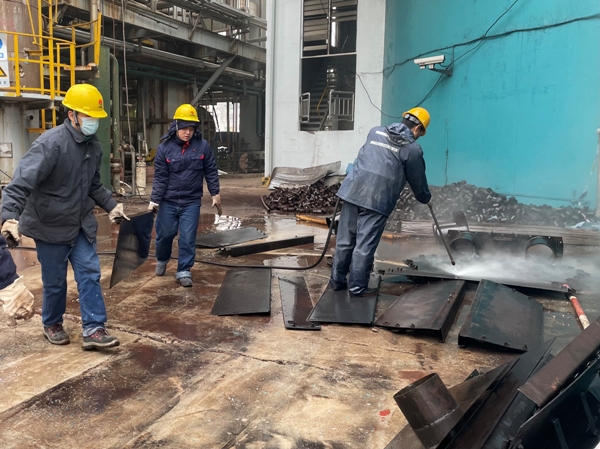 1607246259757052.jpeg 2 副班長羅俊德與左林林配合清洗DA202塔盤.jpg