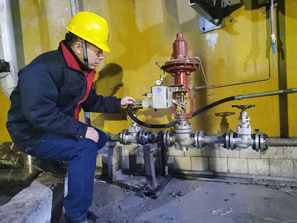 1607592421120885.jpeg 技術(shù)員曾迎軍在檢查新安裝閥門(mén).jpg