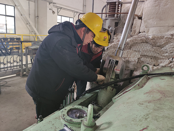 1610614661946454.jpeg 吳再科檢查發電機高壓油動機的反饋機構.jpg