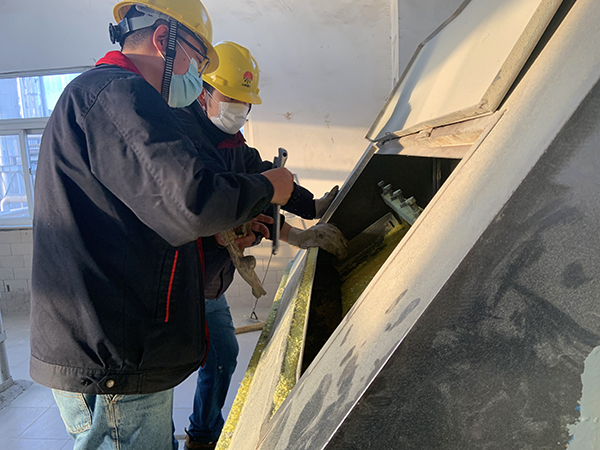 1611903097540717.jpeg 教李晨學(xué)習(xí)調(diào)整刮料板.jpg