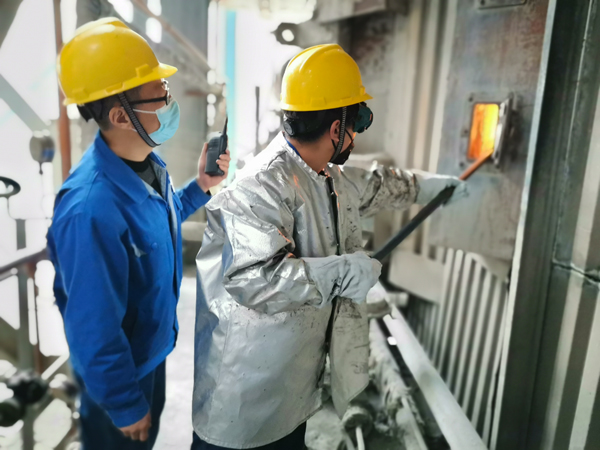 1613316254642183.jpeg 徐濤帶張根潮進行爐膛清焦.jpg