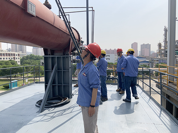 1620691147487674.jpeg 19工段技術員和領導在現場指揮投用工作2.jpg