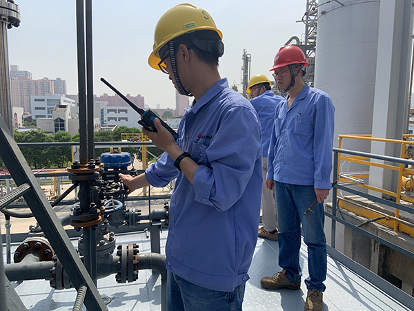 1620691159682558.jpeg 19工段技術員和領導在現場指揮投用工作.jpg