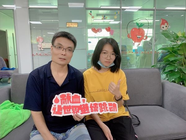 1629675286686185.jpeg 暑假期間女兒陪我去渭南血站獻血時的合影.jpg