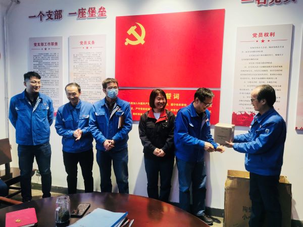 1637202228148221.jpeg 黨史知識競賽-為優勝選手頒獎.jpg