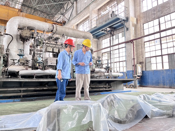 1652350544185371.jpeg 主任 技術員檢查現場部件.jpg