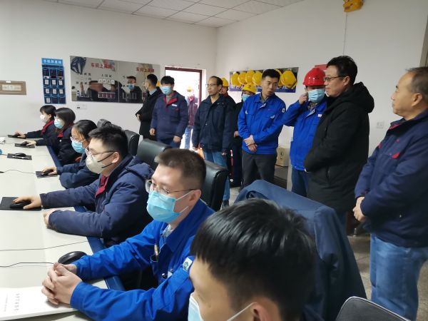 1674788562979897.jpeg 馮曉宏慰問脫鹽水值班員工.jpg