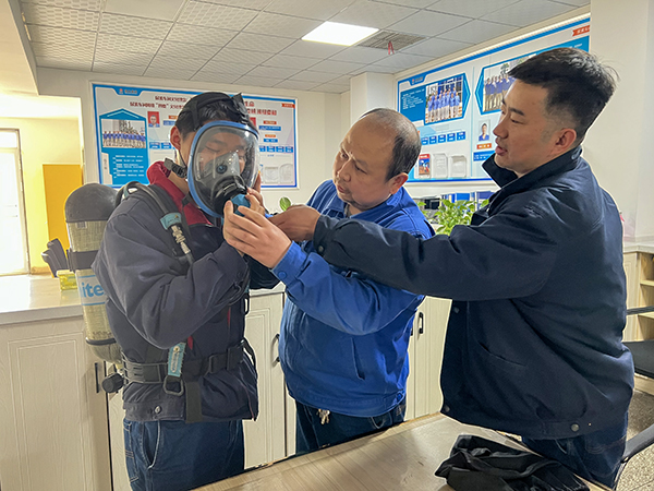 1677456244489159.jpeg 值班長谷煒在對青工張國燾進行空呼使用的培訓(xùn)指導(dǎo)(副圖).jpg