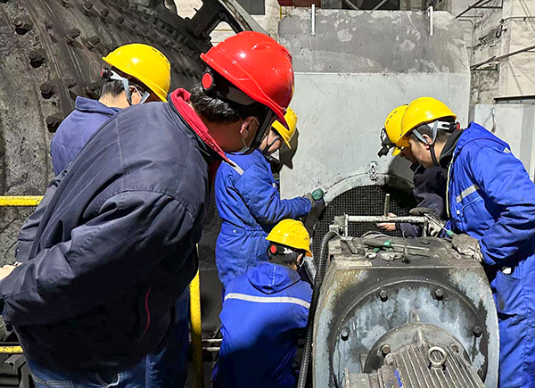 1677484130311724.jpeg 搶修磨煤機現(xiàn)場圖(副圖).jpg