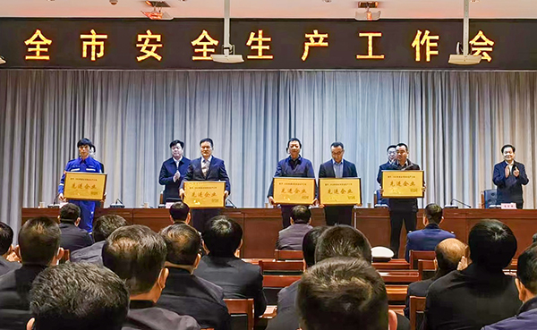 2月27日渭化集團副總經理段立波領取彬州市市委市政府頒發的安全生產先進企業獎牌(副圖）.jpg
