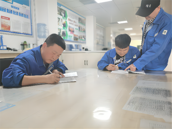 1678442759210115.png 3月9日,化工一班班長王冬冬為徒弟制定學習計劃,主操李軍強為徒弟王浩男答疑(1).png