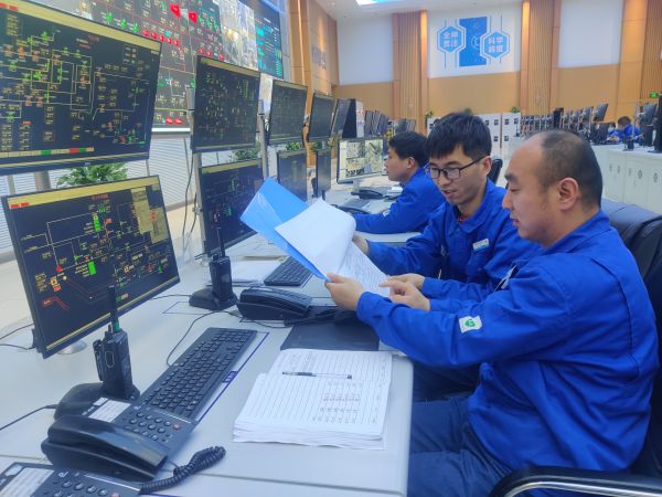 1678788934897801.jpeg 3.14日,彬州公司中控室,氣化操作人員認真監盤,對比數據,調整煤漿濃度.jpg