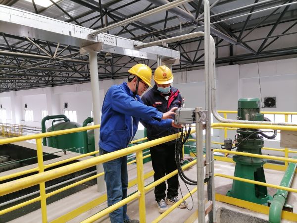 1679034611871123.jpeg 董寶山和高鵬云對照Ph計調整加藥量.jpg