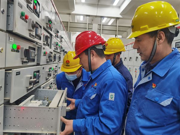 1679037412940378.jpeg 3月16日,對(duì)標(biāo)交流現(xiàn)場(chǎng),大家圍在一起對(duì)配電室開(kāi)關(guān)柜查找差距與優(yōu)勢(shì).jpg