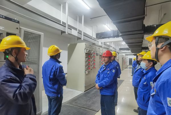 1679037422106752.jpeg 3月16日,對(duì)標(biāo)交流現(xiàn)場(chǎng),技術(shù)組長(zhǎng)于康健為大家講述配電室的運(yùn)維情況.jpg