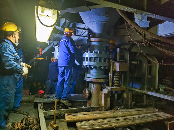 1679352065547267.jpeg 3月18日1:00修造人員進行換閥作業(副圖).jpg