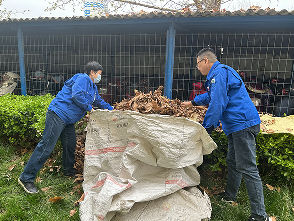 1679475805433739.jpeg 3月22日,渭河塑業(yè)公司開展了衛(wèi)生清掃主題黨日活動。(副圖).jpg