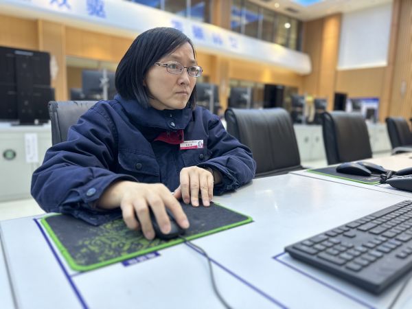 2023年3月24日，師傅劉秋榮在控制室巡檢裝置運行狀況工作照。.jpg