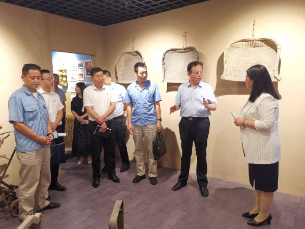 渭化集團黨委副書記、董事、工會主席馮曉宏在五星村調研鄉村振興工作，參觀村史館3.jpg