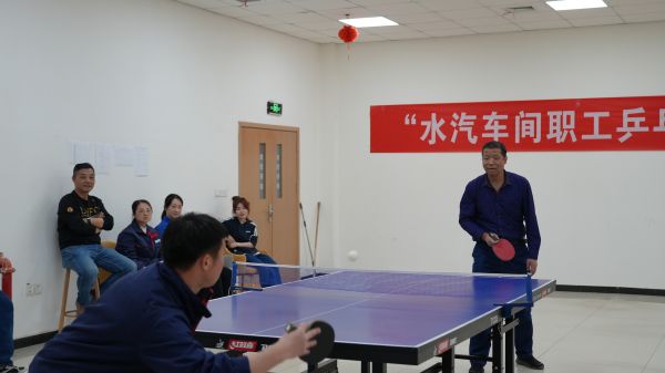 1680743589760578.jpeg 3月30日,舉行男子單打比賽。管理組李戰峰和運行三班王迪巔峰對決。.jpg