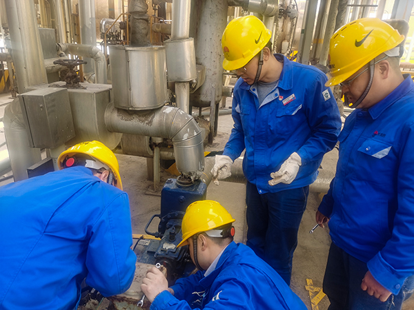 4月7日，合成車間安全技術員董子旭，設備組組長谷成駿，設備技術員呂玉亮及岳歡，在凈化現場進行P7806水泵自主維修。.jpg