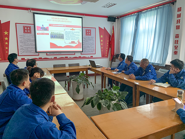 1681257249114341.jpeg 4月11日上午9時,動力車間組織員工在車間會議室集中觀看《聚焦兩會踔厲奮發(fā)》的全國兩會精神宣講報告會.jpg