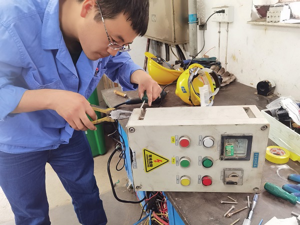 1681364578512952.jpeg 4月8日 柳曦等人正在修復現場操作柱.jpg