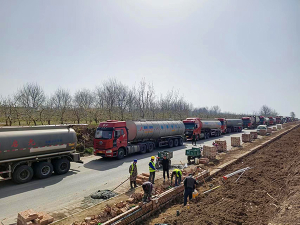 1681458329642817.jpeg 彬州化工南門銷售產品門口車輛排隊.jpg